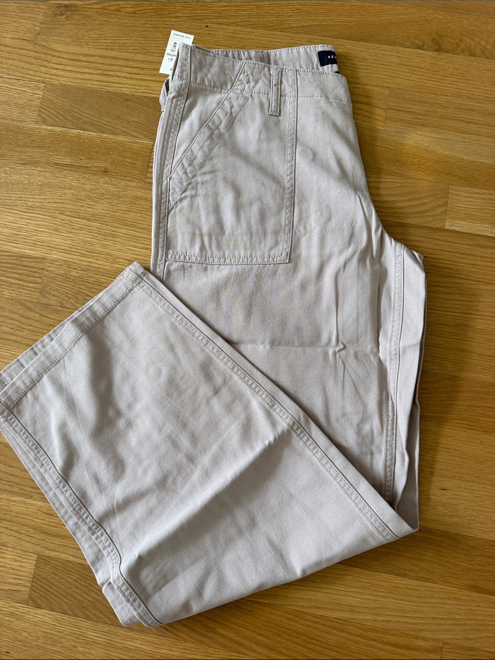 BNWT AERO low rise straight leg